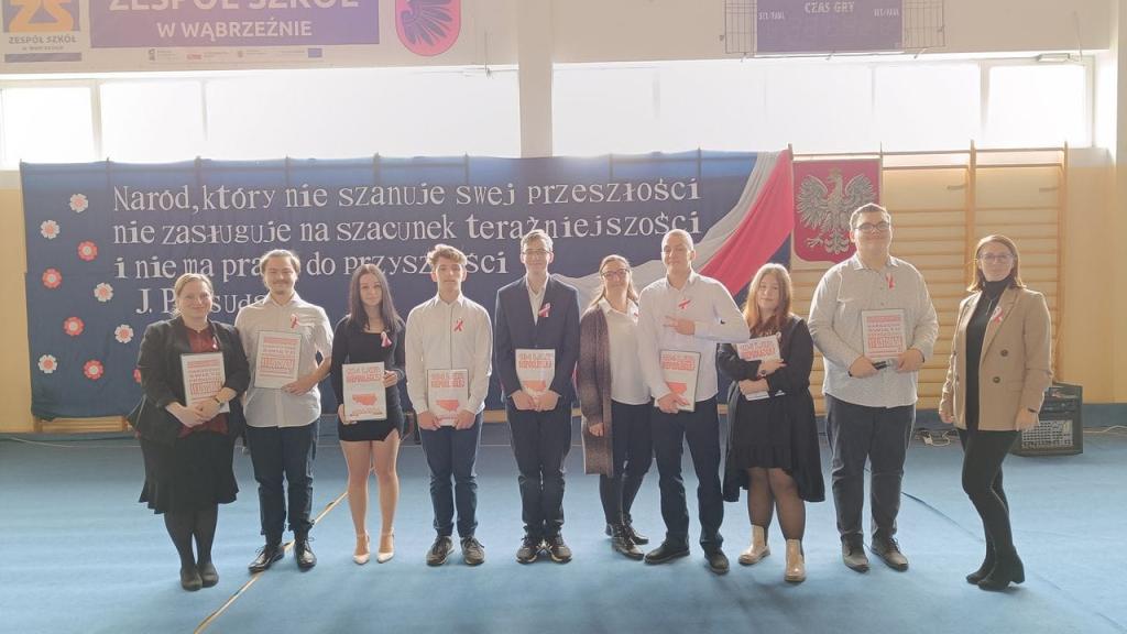 Uczniowie ZS upamiętnili rocznicę odzyskania przez Polskę niepodległości