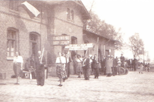 Dworzec kolejowy w Książkach podczas pochodu pierwszomajowego w 1952 roku