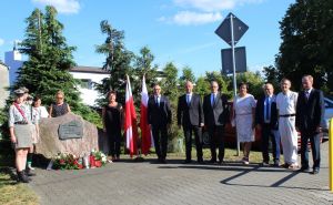 Godzina WWąbrzeźno,1.08.2020r. Przedstawiciele samorządu miejskiego, powiatu wąbrzeskiego i harcerze oddali hołd walczącym...