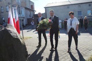 Godzina WWąbrzeźno,1.08.2020r. Przedstawiciele samorządu miejskiego, powiatu wąbrzeskiego i harcerze oddali hołd walczącym...