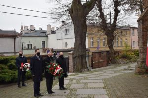 1. Złożenie kwiatów pod Pomnikiem Towarzystwa Gimnastycznego „Sokół”