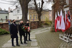 2. Złożenie kwiatów pod Pomnikiem Towarzystwa Gimnastycznego „Sokół”