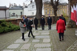 11. Złożenie kwiatów pod Pomnikiem Towarzystwa Gimnastycznego „Sokół”