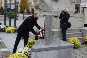 14. Złożenie kwiatów pod Pomnikiem Zwycięstwa na Placu Jana Pawła II