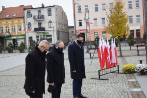 15. Złożenie kwiatów pod Pomnikiem Zwycięstwa na Placu Jana Pawła II