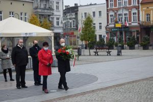 18. Złożenie kwiatów pod Pomnikiem Zwycięstwa na Placu Jana Pawła II