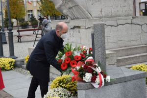 19. Złożenie kwiatów pod Pomnikiem Zwycięstwa na Placu Jana Pawła II