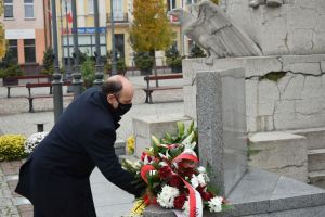 21. Złożenie kwiatów pod Pomnikiem Zwycięstwa na Placu Jana Pawła II