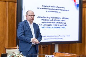 Podpisanie umowy na drugi odcinek trasy Stolno-Wąbrzeźno, fot. Szymon Zdziebło/tarantoga.pl dla UMWKPfoto_03