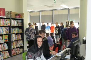 Uczniowie klas pierwszych w bibliotece (22)