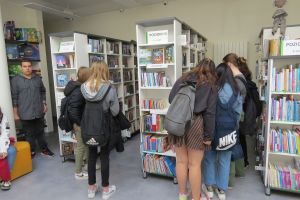 Uczniowie klas pierwszych w bibliotece (23)