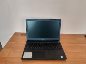 Laptop na biurku