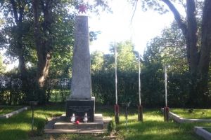 Pomnik na cmentarzu żołnierzy Radzieckich w Książkach