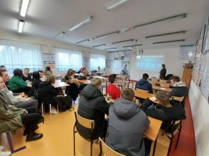 Uczniowie Zespołu Szkół w Wąbrzeźnie siedzący w klasie przy ławkach