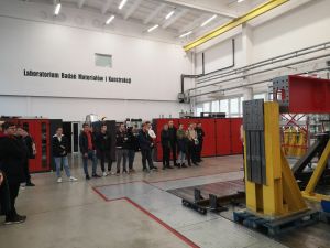 Uczniowie Zespołu Szkół na hali w Politechnice Bydgoskiej