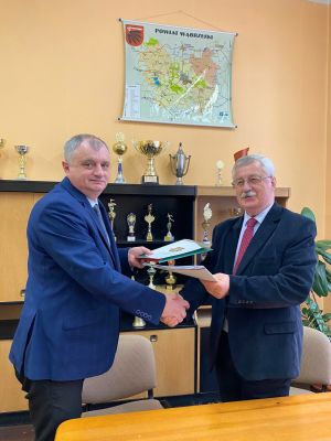 Prorektor uczelni dr Andrzej Potoczek i dyrektor szkoły Aleksander Czarnecki podają sobie dłonie