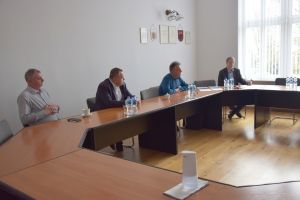 Spotkanie w starostwie z firmą wykonującą boiska (1)