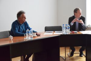 Spotkanie w starostwie z firmą wykonującą boiska (5)