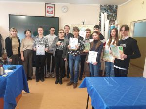 Uczestnicy i organizatorzy konkursu palcem po mapie
