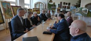 Samorządowcy siedzący przy stole podczas rozmów