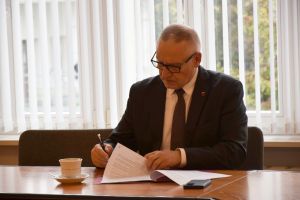 Starosta Wąbrzeski podpisuje umowę na przebudowę drogi