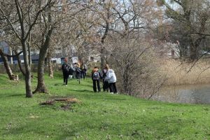 Uczniowie sprzątający teren nad jeziorem