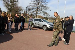 Uczniowie sprzątający tereny nad jeziorem w Wąbrzeźnie (1)