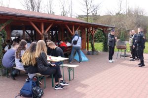 Uczniowie sprzątający tereny nad jeziorem w Wąbrzeźnie (2)