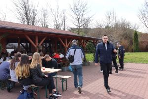 Uczniowie sprzątający tereny nad jeziorem w Wąbrzeźnie (4)