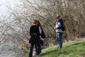 Uczniowie sprzątający tereny nad jeziorem w Wąbrzeźnie (5)