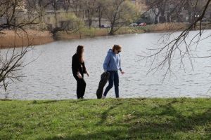 Uczniowie sprzątający tereny nad jeziorem w Wąbrzeźnie (6)