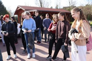 Uczniowie sprzątający tereny nad jeziorem w Wąbrzeźnie (8)