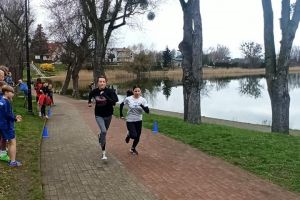 Uczniowie biorący udział w zawodach biegów przełajowych (8)