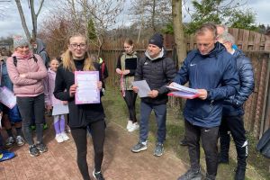 Uczniowie biorący udział w zawodach biegów przełajowych (9)