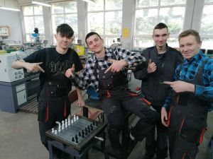 Uczniowie prezentujące wykonane własnoręcznie szachy