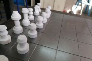Uczniowie prezentujący wykonane własnoręcznie szachy (4)