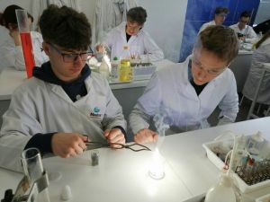 Dwaj uczniowie wykonujący doświadczenie chemiczne