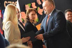 Uczestnicy zakończenia roku szkolnego maturzystow w ZS w Wąbrzeźnie (40)