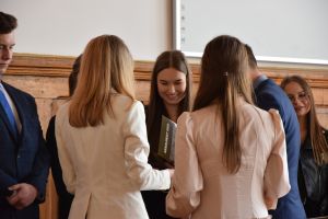Uczennica odbierająca świadectwo ukończenia szkoły