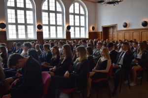 Uczestnicy pożegnania maturzystów w liceum ogólnokształcącym (7)
