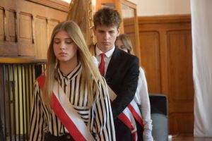 Uczestnicy pożegnania maturzystów w liceum ogólnokształcącym (41)