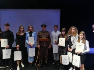 uczniowie prezentujący wręczone dyplomy