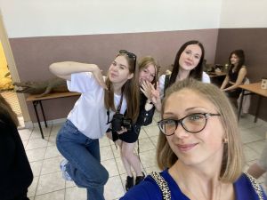 Uczennice liceum w klasie biologicznej