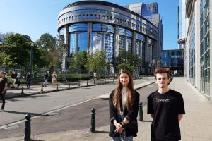 Uczniowie biorący udział w wycieczce do brukseli (4)