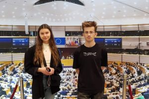 Uczniowie biorący udział w wycieczce do brukseli (5)