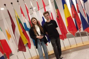 Uczniowie biorący udział w wycieczce do brukseli (6)
