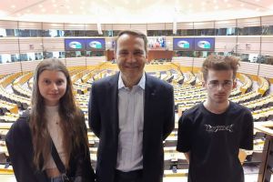 Uczniowie biorący udział w wycieczce do brukseli (7)