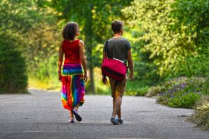 Kobieta i mężczyzna spacerujący po lesie