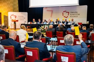 Grupa głosujących osób