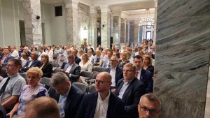 Obradująca grupa samorządowców